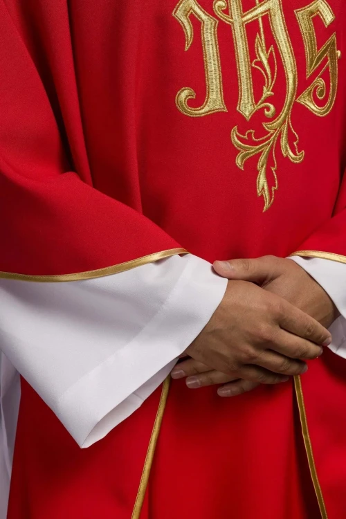 Czerwony ornat ze złotym haftem IHS – detal symbolu