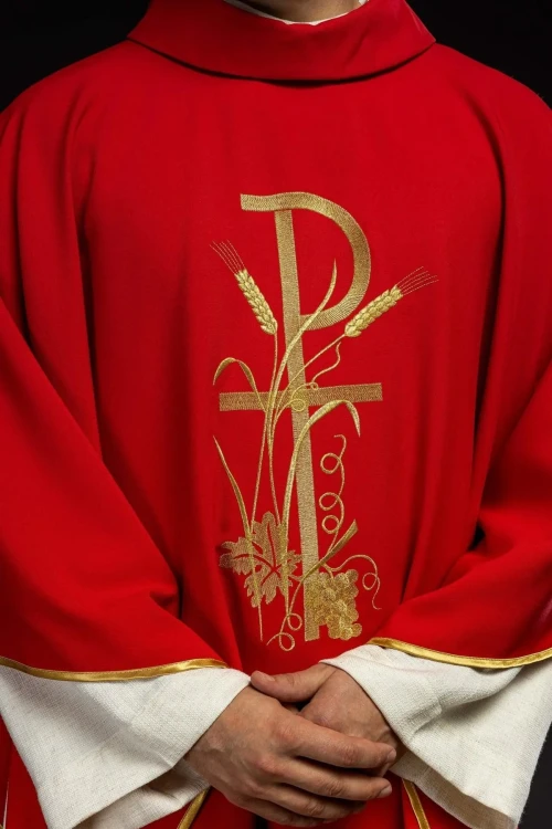 Czerwony ornat ze złotym haftem krzyża – zbliżenie haftu