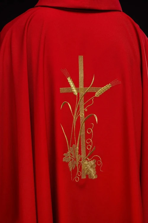 Czerwony ornat ze złotym haftem krzyża – wykończenie kołnierza