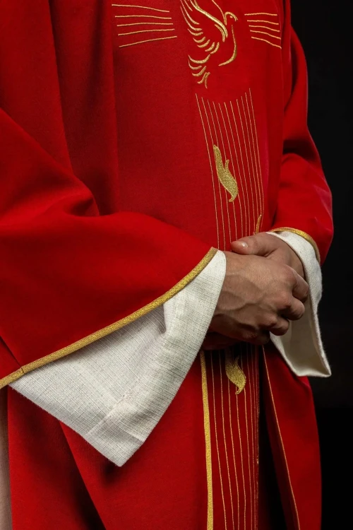 Czerwony ornat ze złotym wykończeniem i haftem Ducha Świętego – wykończenie kołnierza