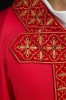 Ornat czerwony bogato haftowany ozdobiony czerwonymi kamieniami – detal symbolu