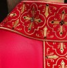 Ornat czerwony bogato haftowany ozdobiony czerwonymi kamieniami – widok tyłu