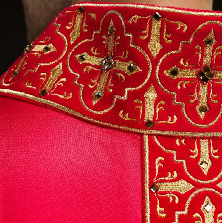 Ornat czerwony bogato haftowany ozdobiony czerwonymi kamieniami – widok tyłu