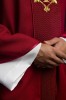 Ornat czerwony haftowany na aksamicie z symbolem czerwonego krzyża – wykończenie kołnierza