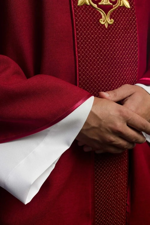 Ornat czerwony haftowany na aksamicie z symbolem czerwonego krzyża – wykończenie kołnierza