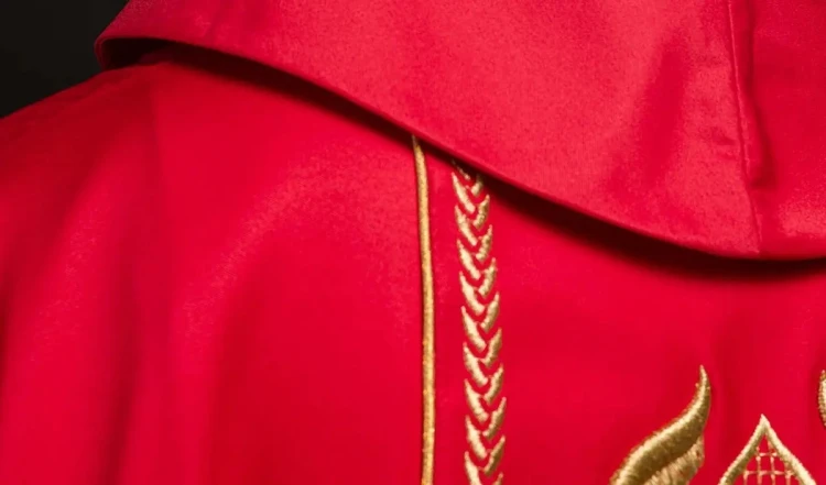 Ornat czerwony haftowany z ozdobnym pasem – wykończenie kołnierza