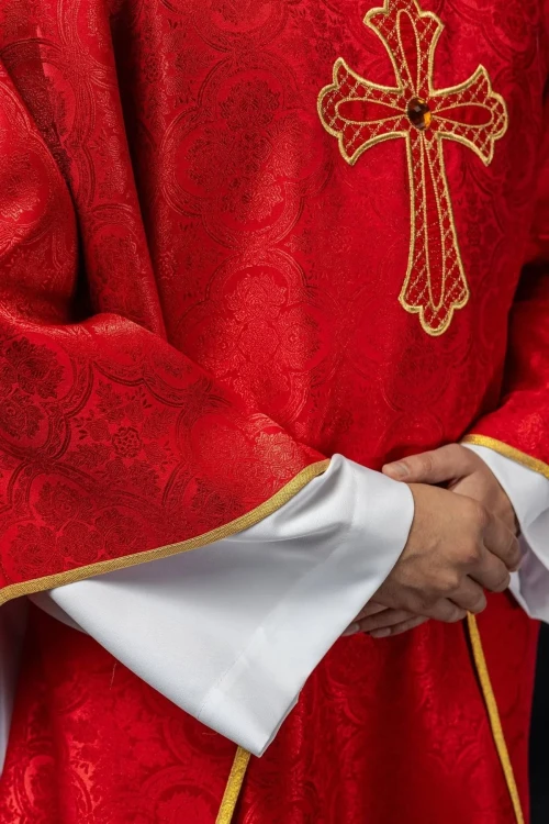 Ornat czerwony haftowany z symbolem krzyża – detal symbolu