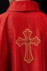 Ornat czerwony haftowany z symbolem krzyża – wykończenie kołnierza