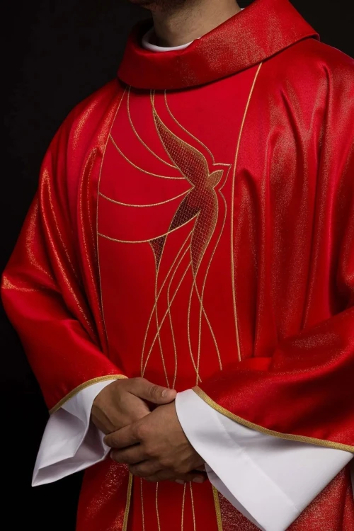 Ornat czerwony z błyszczącej tkaniny, bogato haftowany – zbliżenie haftu