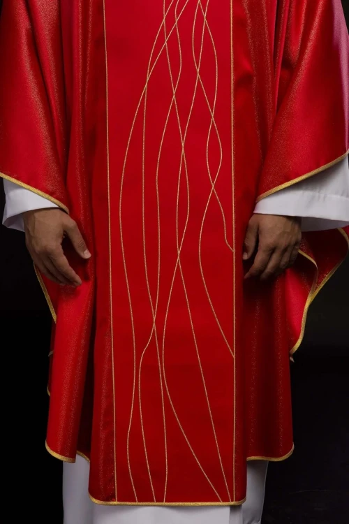 Ornat czerwony z błyszczącej tkaniny, bogato haftowany – detal symbolu