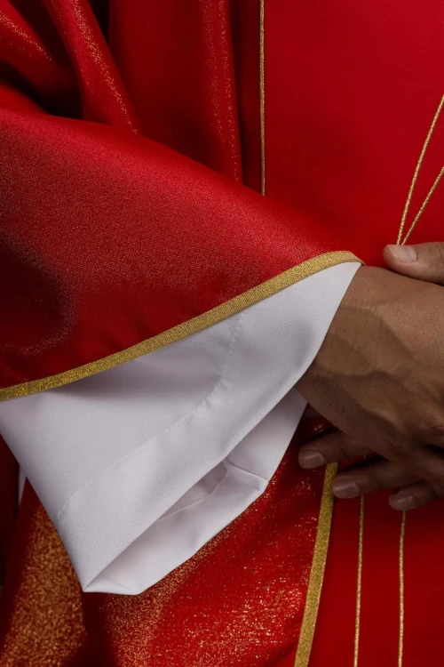 Ornat czerwony z błyszczącej tkaniny, bogato haftowany – wykończenie kołnierza