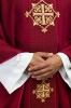 Ornat czerwony z czerwonym aksamitnym pasem i haftem krzyża – wykończenie kołnierza