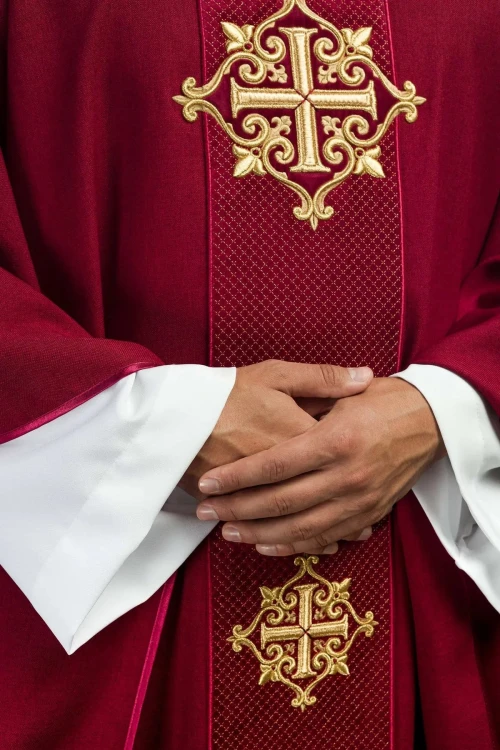 Ornat czerwony z czerwonym aksamitnym pasem i haftem krzyża – wykończenie kołnierza