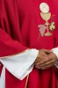 Ornat czerwony z haftem kielicha, krzyża i winogron – wykończenie kołnierza