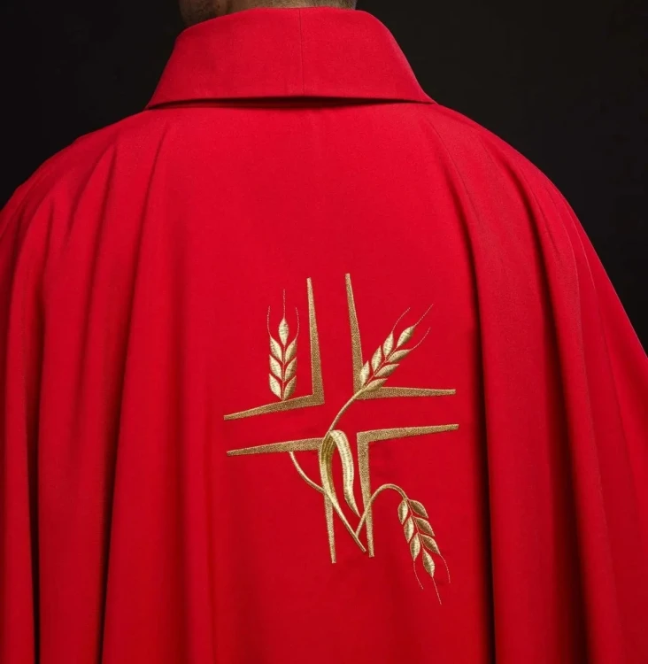 Ornat czerwony z haftem krzyża i kłosów – widok tyłu