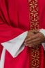 Ornat czerwony z haftem w jaskrawoczerwonym kolorze – wykończenie kołnierza