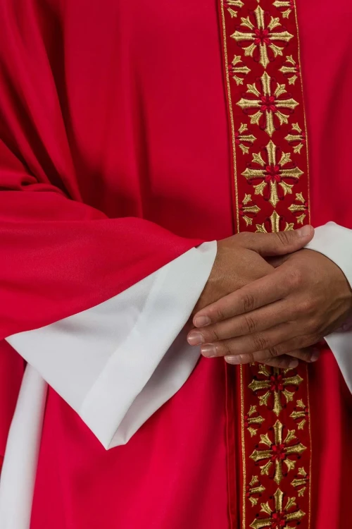 Ornat czerwony z haftem w jaskrawoczerwonym kolorze – wykończenie kołnierza