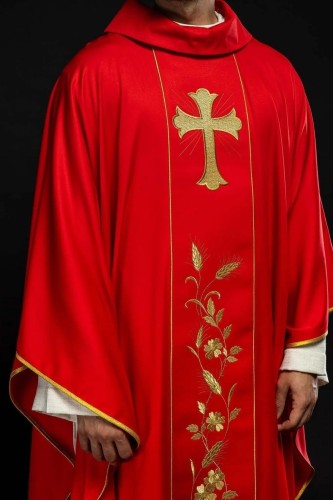 Ornat czerwony z haftowanym krzyżem i kłosami – pełny widok