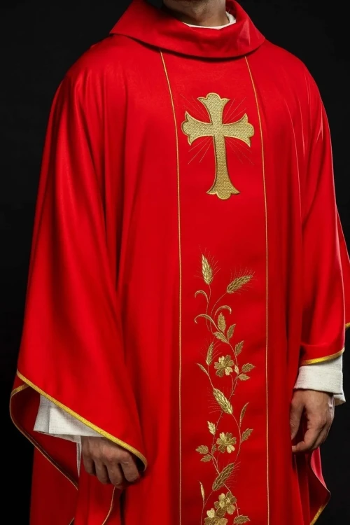 Ornat czerwony z haftowanym krzyżem i kłosami – pełny widok