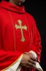 Ornat czerwony z haftowanym krzyżem i kłosami – zbliżenie haftu