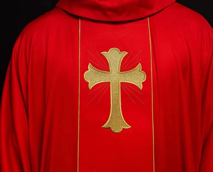 Ornat czerwony z haftowanym krzyżem i kłosami – detal symbolu