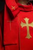 Ornat czerwony z haftowanym krzyżem i kłosami – widok przodu