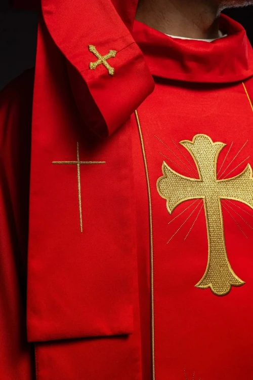 Ornat czerwony z haftowanym krzyżem i kłosami – widok przodu