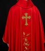 Ornat czerwony z haftowanym krzyżem i kłosami – widok tyłu