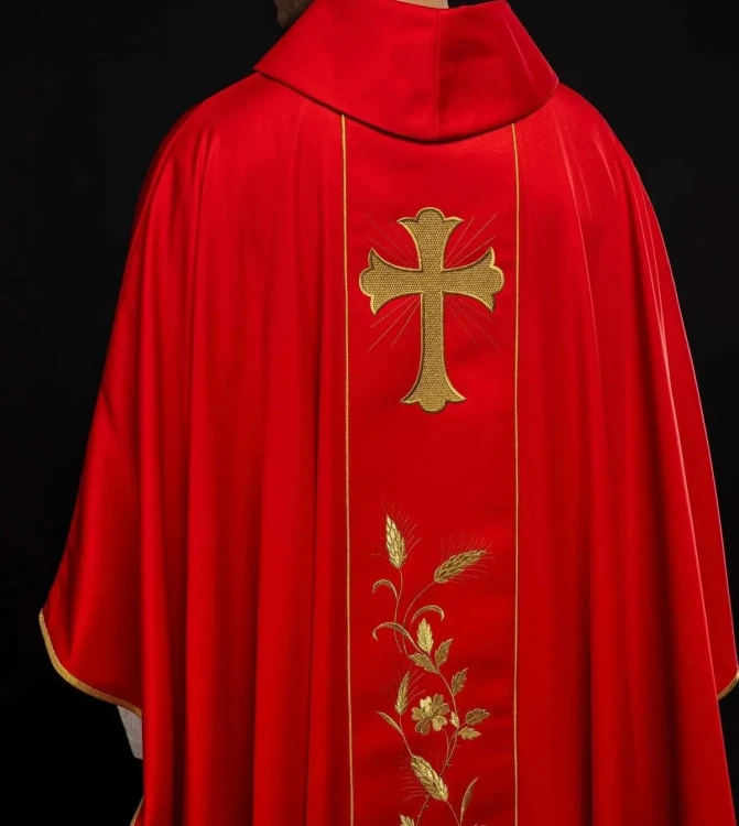 Ornat czerwony z haftowanym krzyżem i kłosami – widok tyłu