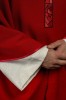 Ornat czerwony z haftowanym krzyżem mozaikowym – wykończenie kołnierza