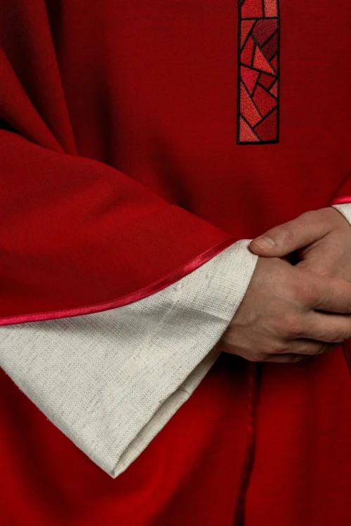 Ornat czerwony z haftowanym krzyżem mozaikowym – wykończenie kołnierza