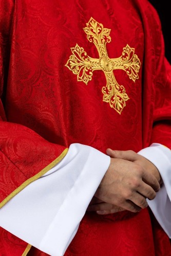 Ornat czerwony z haftowanym krzyżem na tkaninie żakardowej – pełny widok