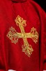 Ornat czerwony z haftowanym krzyżem na tkaninie żakardowej – detal symbolu