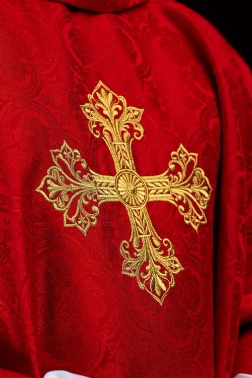 Ornat czerwony z haftowanym krzyżem na tkaninie żakardowej – detal symbolu