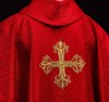 Ornat czerwony z haftowanym krzyżem na tkaninie żakardowej – widok tyłu