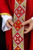 Ornat czerwony z haftowanym pasem ozdobnym – pełny widok