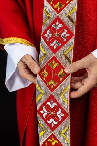 Ornat czerwony z haftowanym pasem ozdobnym – pełny widok