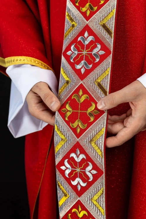 Ornat czerwony z haftowanym pasem ozdobnym – pełny widok