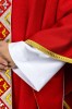 Ornat czerwony z haftowanym pasem ozdobnym – detal symbolu