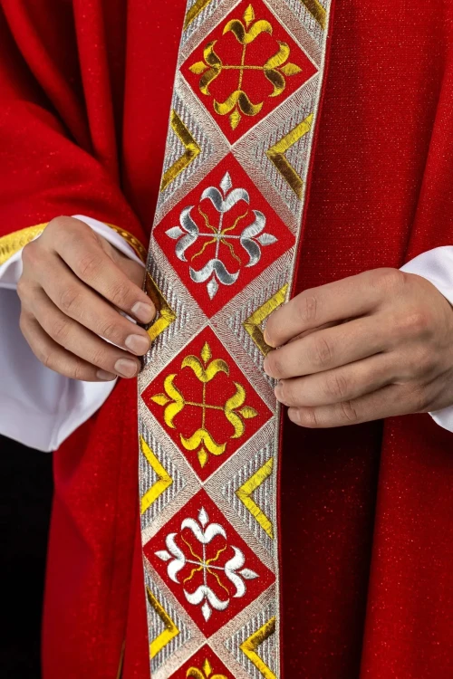 Ornat czerwony z haftowanym pasem ozdobnym – wykończenie kołnierza