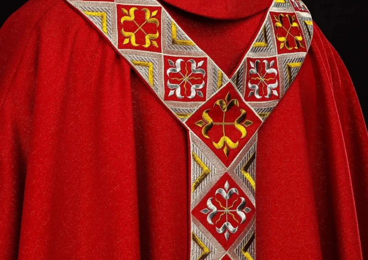 Ornat czerwony z haftowanym pasem ozdobnym – widok tyłu