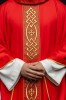 Ornat czerwony z haftowanym złotym krzyżem