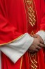 Ornat czerwony z haftowanym złotym krzyżem – wykończenie kołnierza