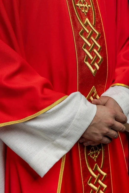 Ornat czerwony z haftowanym złotym krzyżem – wykończenie kołnierza