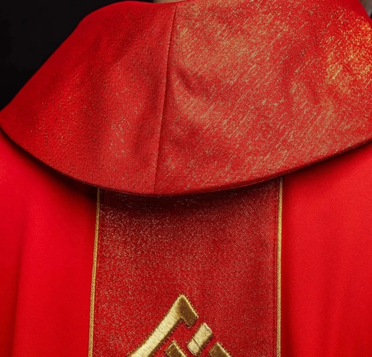 Ornat czerwony z haftowanym złotym krzyżem – widok przodu
