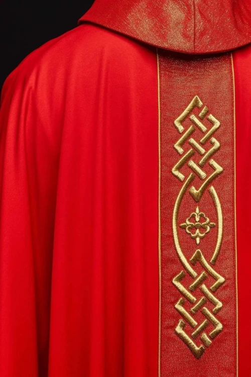 Ornat czerwony z haftowanym złotym krzyżem – widok tyłu
