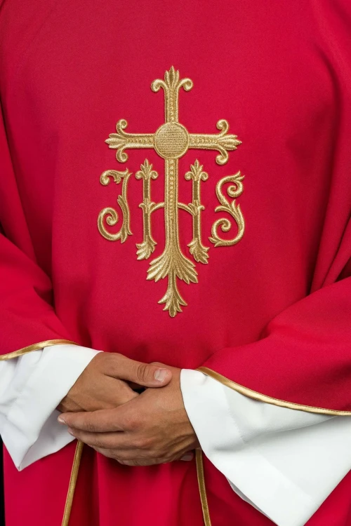 Ornat czerwony z wypukłym haftem JHS – detal symbolu