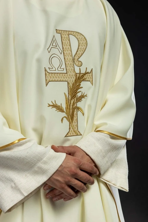 Ornat ecru z haftem Alfa i Omega i szerokim kołnierzem – wykończenie kołnierza