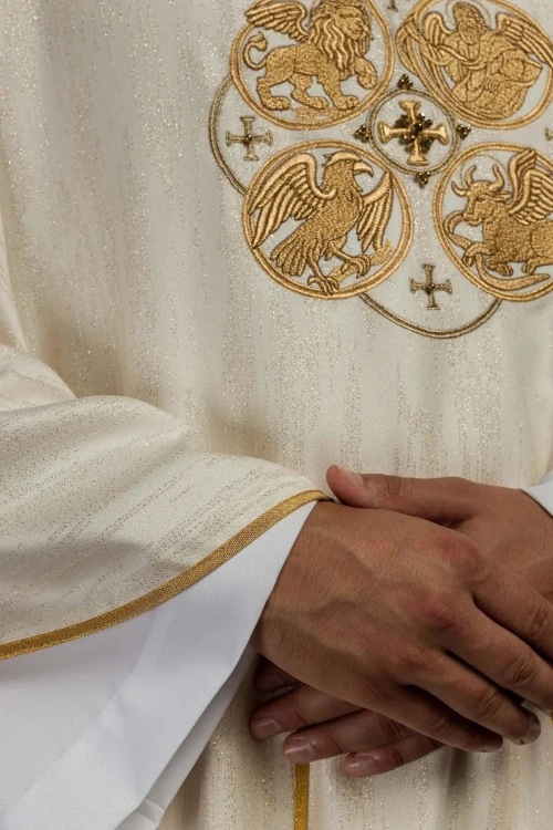 Ornat ecru z haftem Czterech Ewangelistów – detal symbolu