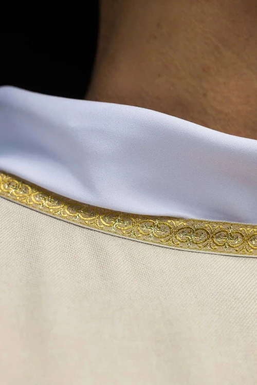 Ornat ecru z haftem IHS – wykończenie kołnierza